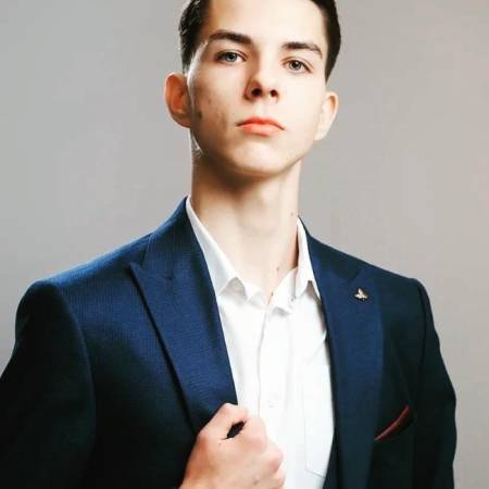 Иван Иванов, 18 лет Россия, Саратов,  хочет встретить на сайте знакомств  Женщину 